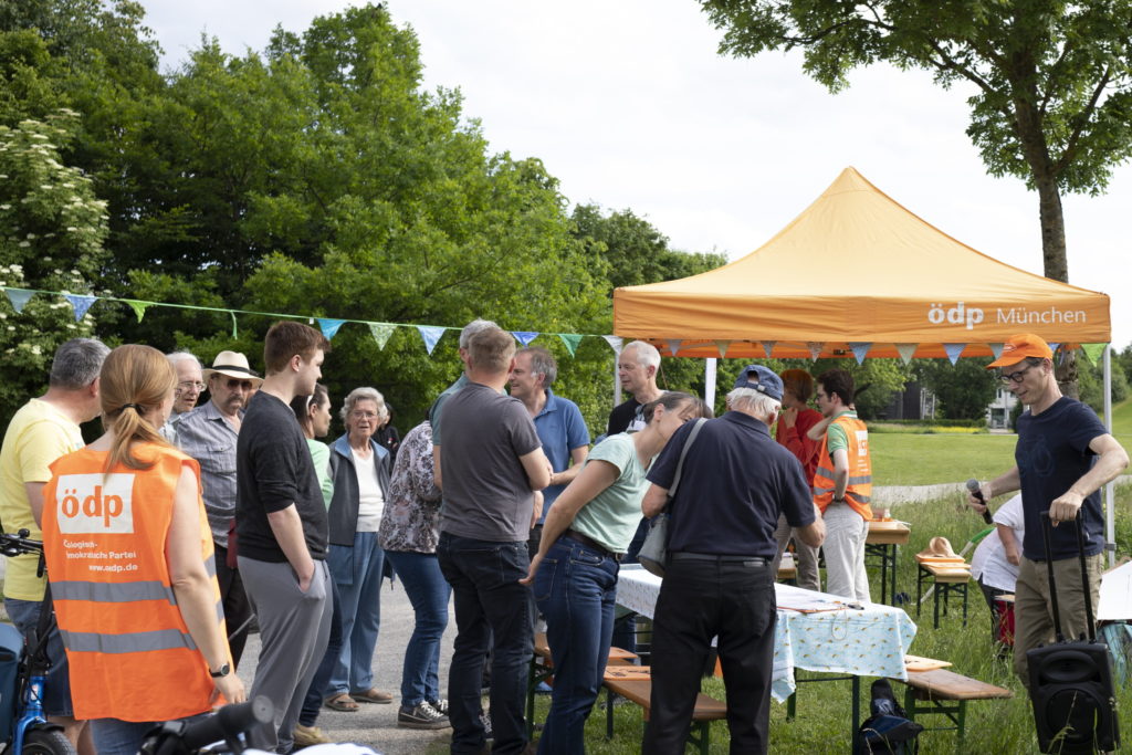 02.06.2022: Interessierte am Aktionsstand der ÖDP