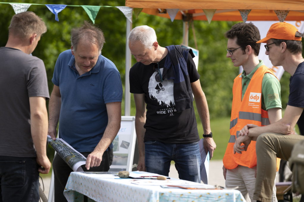 02.06.2022: am Informationstisch liegt der Plan zum Bachlauf aus