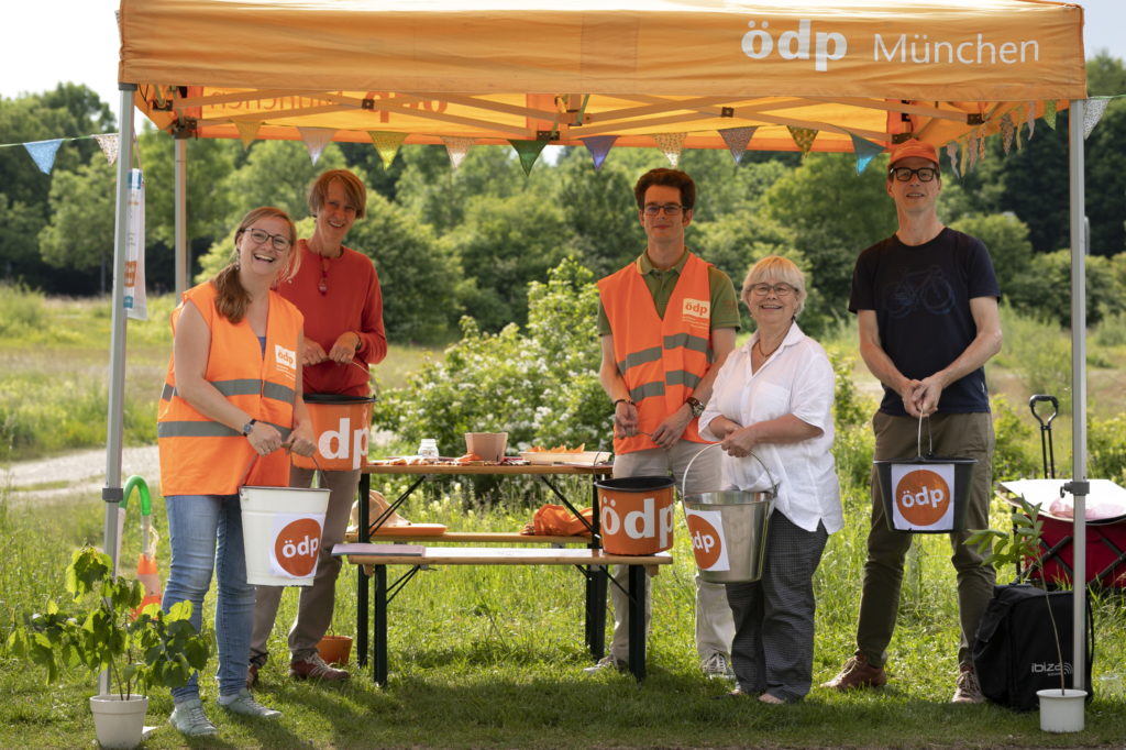 02.06.2022: die Mitglieder des AK Stadtplanung der ÖDP bringen Wasser für den Bachlauf