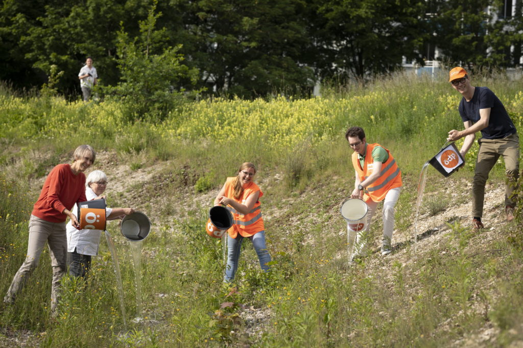 02.06.2022: die Mitglieder des AK Stadtplanung der ÖDP schütten Wasser in das trockene Bachbett
